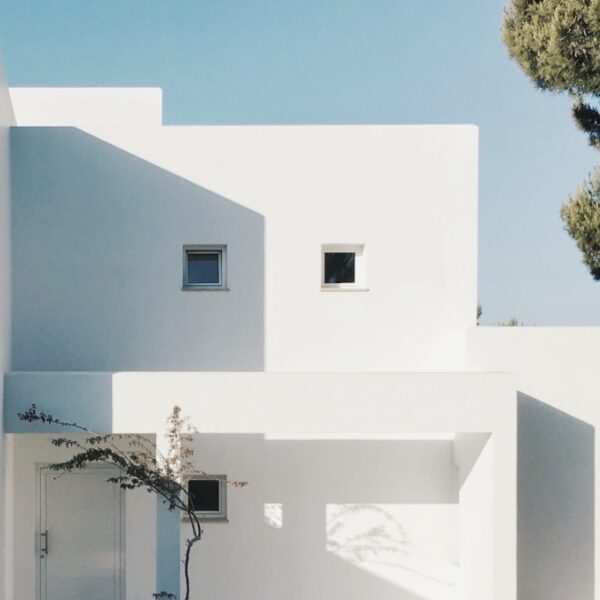 Vivienda unifamiliar vista exterior con estructura color blanco